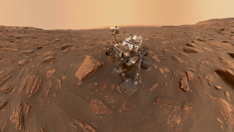 Un autoportrait du rover Curiosity de la NASA pris sur le Sol 2082 (15 juin 2018) de la planete Mars. Une tempete de poussiere martienne a reduit la lumiere du soleil et la visibilite sur le site du rover dans le cratere Gale.