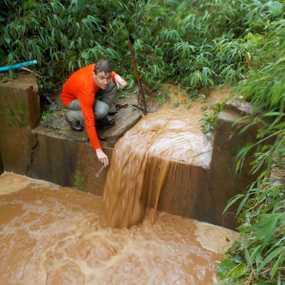 Photo d'une collecte d'eau dans un ruisseau 