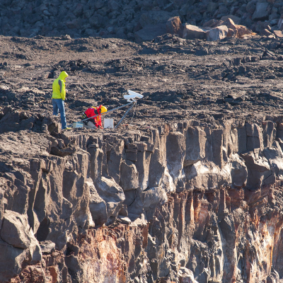 Photo du remplacement des caméras installées au bord du cratère Dolomieu du Piton de la Fournaise