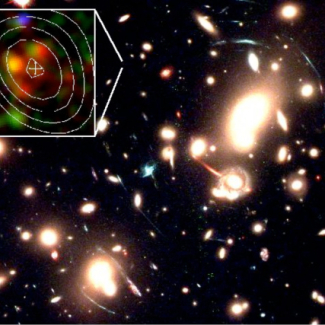 Cette image prise avec le télescope spatial Hubble montre l'amas de galaxies Abell 2218 qui
agit comme une loupe sur les galaxies lointaines comme le révèle la présence d’arcs
gravitationnels sur cette image. L'image encadrée en haut à gauche est un zoom sur la galaxie
SMMJ163556+661300. Elle a été découverte en observant la lumière de sa poussière à une
longueur d'onde de 0,8 mm en utilisant le télescope James Clerk Maxwell (JCMT) et
l'interféromètre submillimétrique (SMA) situés tous les deux à [...]