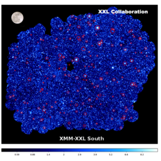 Région du ciel explorée par le satellite XMM-Newton dans le cadre du sondage XXL. Il s’agit ici de la partie sud (XXL-S). Près de deux cents amas de galaxies ont été détectés (cercles rouges) ainsi que plus de 10 000 noyaux de galaxies actives (AGN) visibles comme des sources brillantes (points blancs). La deuxième région (XXL-N) est située sur l’équateur céleste et présente des caractéristiques comparables 
© Projet XXL - S. Snowden, L. Faccioli, L. Pacaud [...]