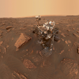 Un autoportrait du rover Curiosity de la NASA pris sur le Sol 2082 (15 juin 2018) de la planete Mars. Une tempete de poussiere martienne a reduit la lumiere du soleil et la visibilite sur le site du rover dans le cratere Gale.